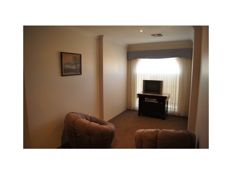 10 Black Swan View, Dudley Park WA 6210