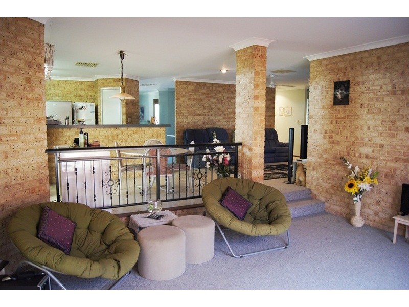 25 Hanson Way, Dudley Park WA 6210