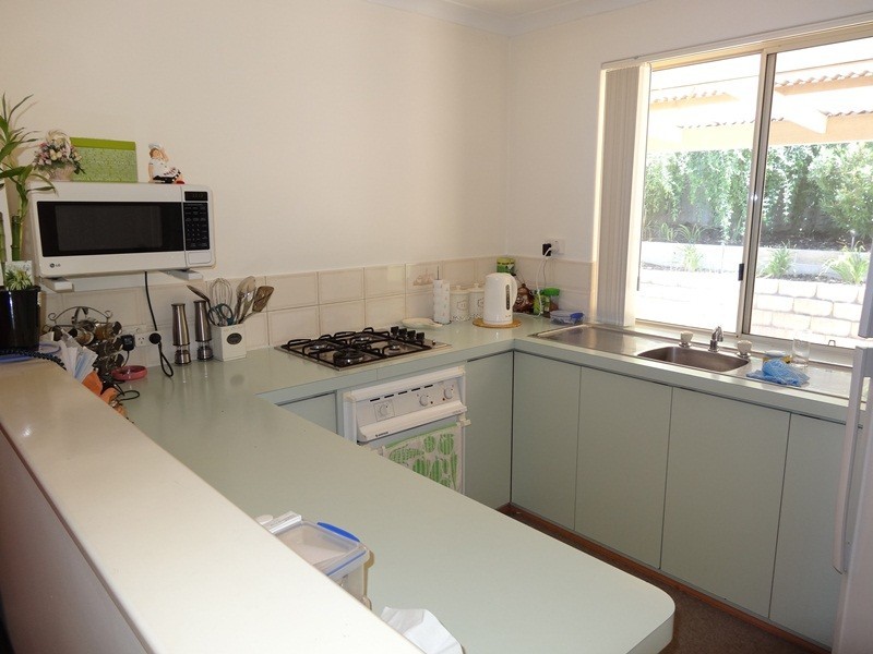 8B Coppercups Pl, Halls Head WA 6210