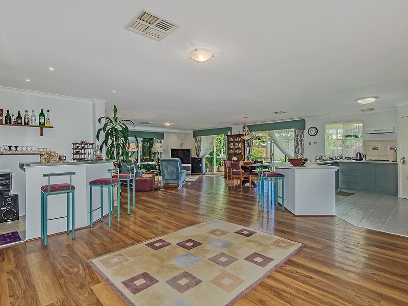 4 Ferndown Retreat, Meadow Springs WA 6210