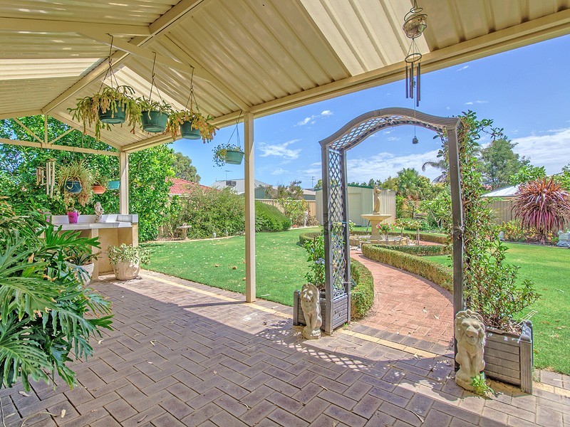 4 Ferndown Retreat, Meadow Springs WA 6210