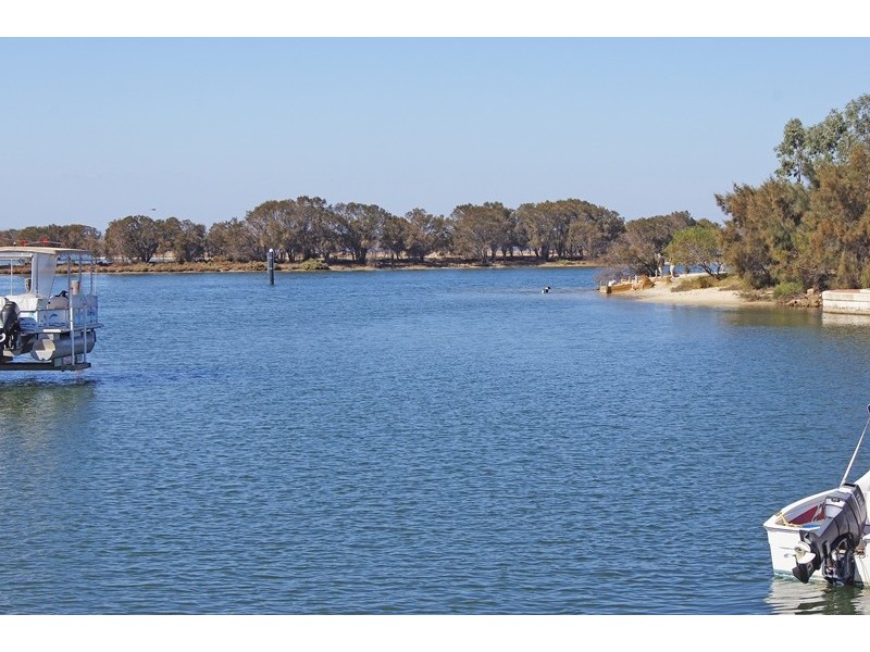 27 Batavia Qys, South Yunderup WA 6208