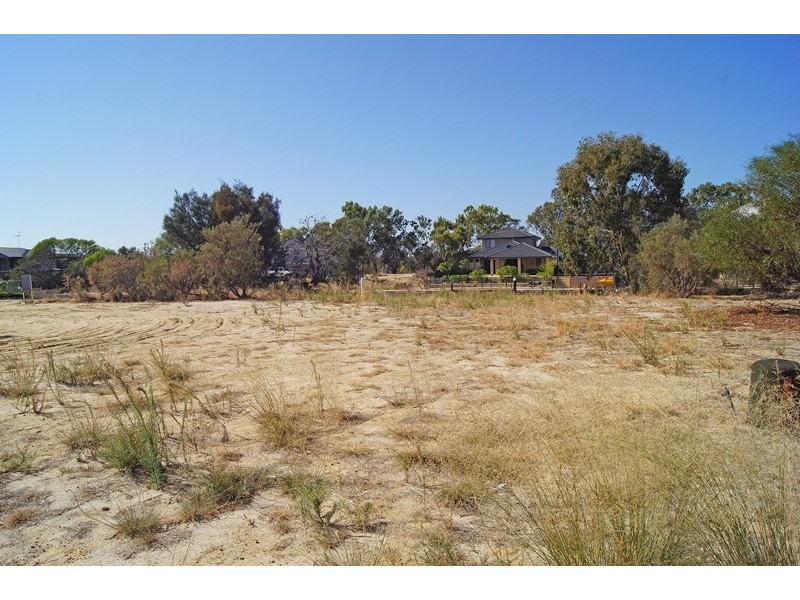 27 Batavia Qys, South Yunderup WA 6208