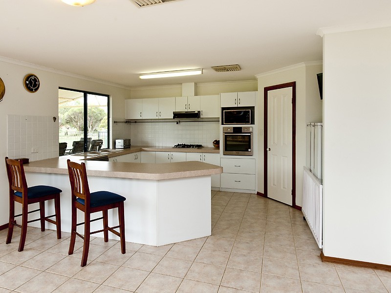 16 Peppermint Close, South Yunderup WA 6208