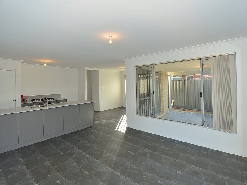 6 Blanche Crescent, Lakelands WA 6180