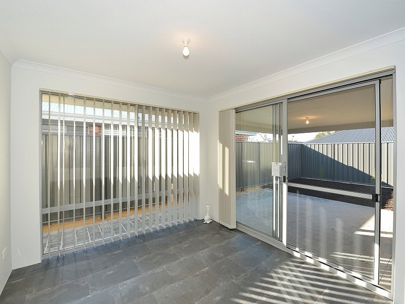 6 Blanche Crescent, Lakelands WA 6180