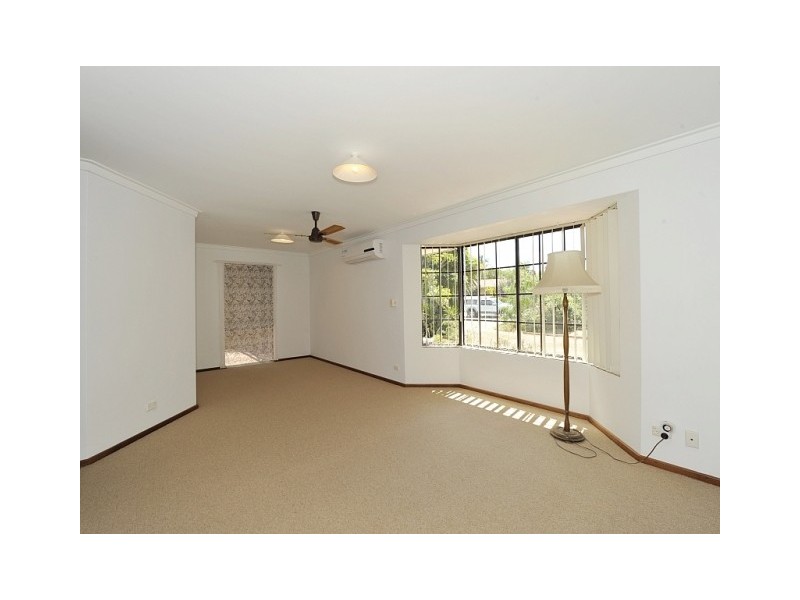 15 Oaklands Av, Halls Head WA 6210