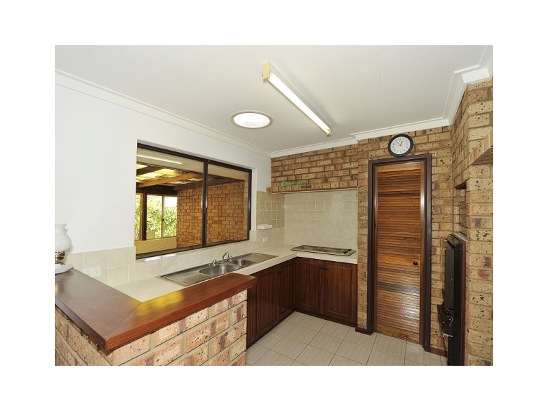 15 Oaklands Av, Halls Head WA 6210