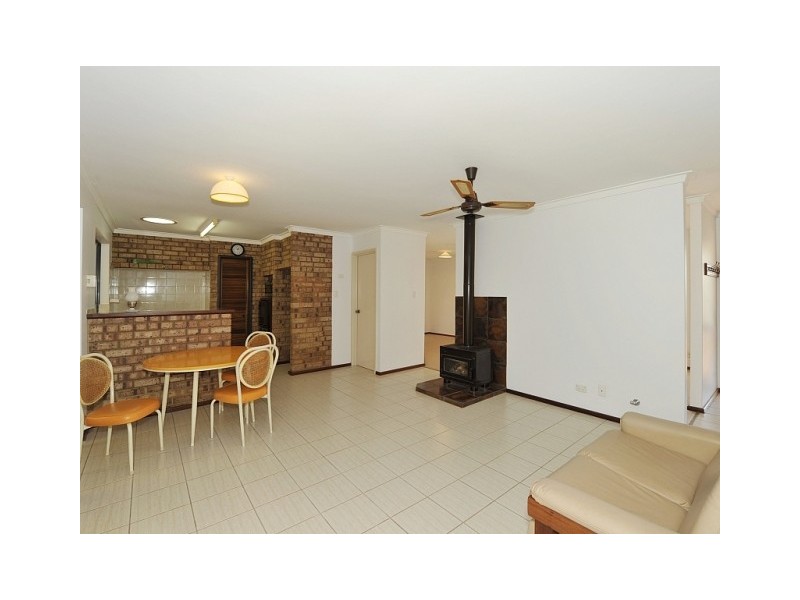 15 Oaklands Av, Halls Head WA 6210