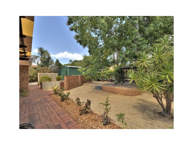 15 Oaklands Av, Halls Head WA 6210