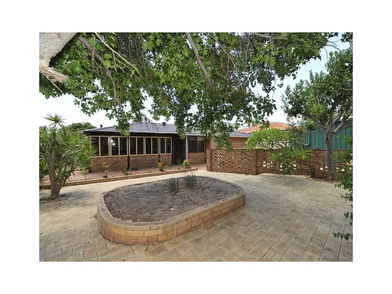 15 Oaklands Av, Halls Head WA 6210