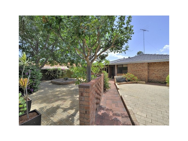 15 Oaklands Av, Halls Head WA 6210
