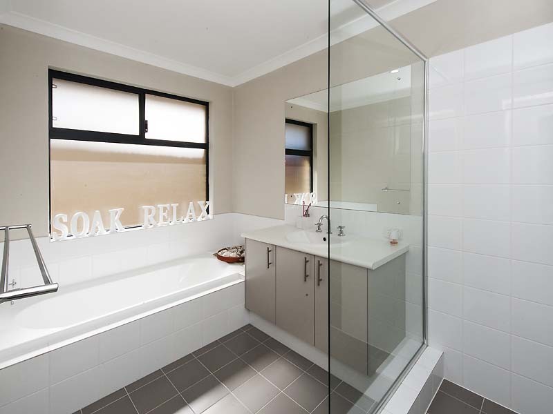 7 Loretta Parkway, Lakelands WA 6180