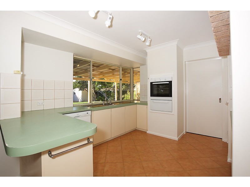 8 Sandalwood Pde, Halls Head WA 6210