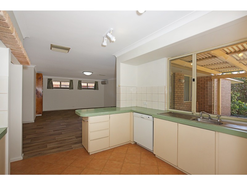 8 Sandalwood Pde, Halls Head WA 6210