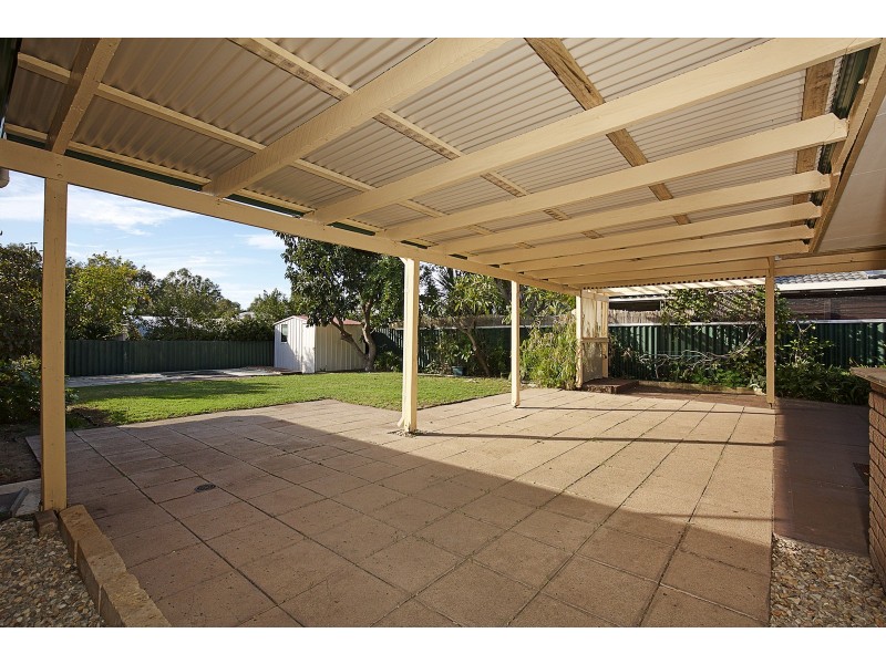 8 Sandalwood Pde, Halls Head WA 6210