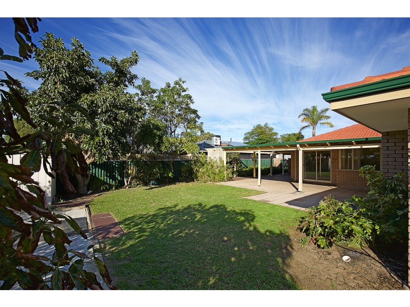 8 Sandalwood Pde, Halls Head WA 6210