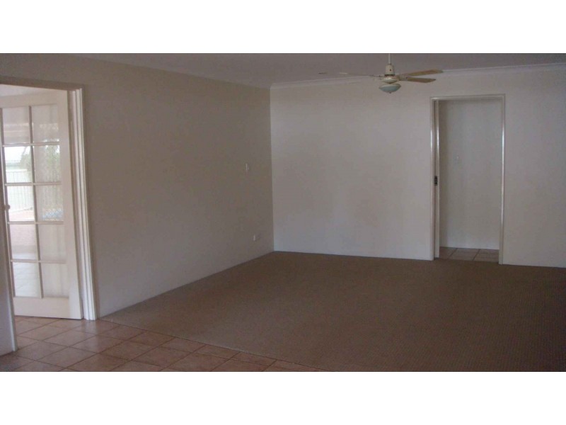 11 Paradise Circuit, Halls Head WA 6210