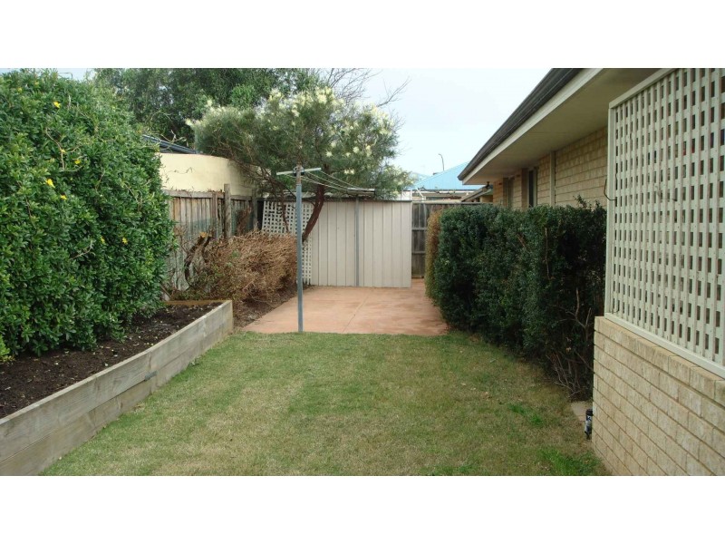 11 Paradise Circuit, Halls Head WA 6210