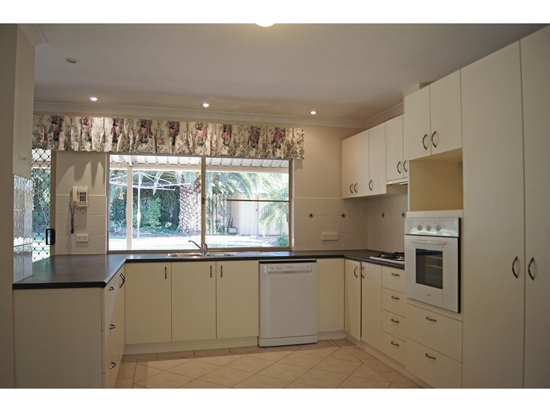 16 Oaklands Avenue, Halls Head WA 6210