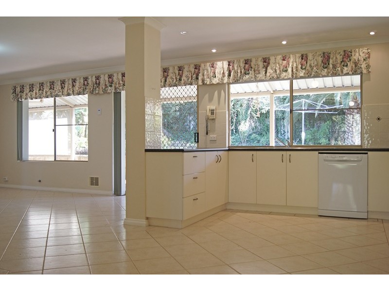 16 Oaklands Avenue, Halls Head WA 6210