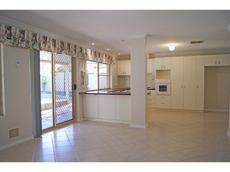 16 Oaklands Avenue, Halls Head WA 6210