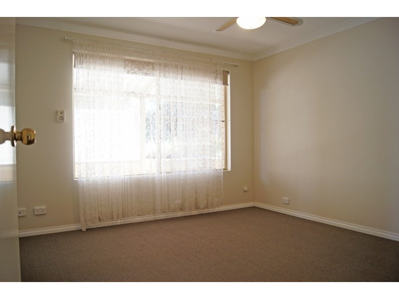 16 Oaklands Avenue, Halls Head WA 6210