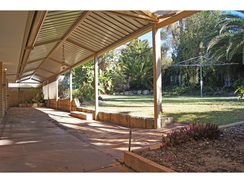 16 Oaklands Avenue, Halls Head WA 6210