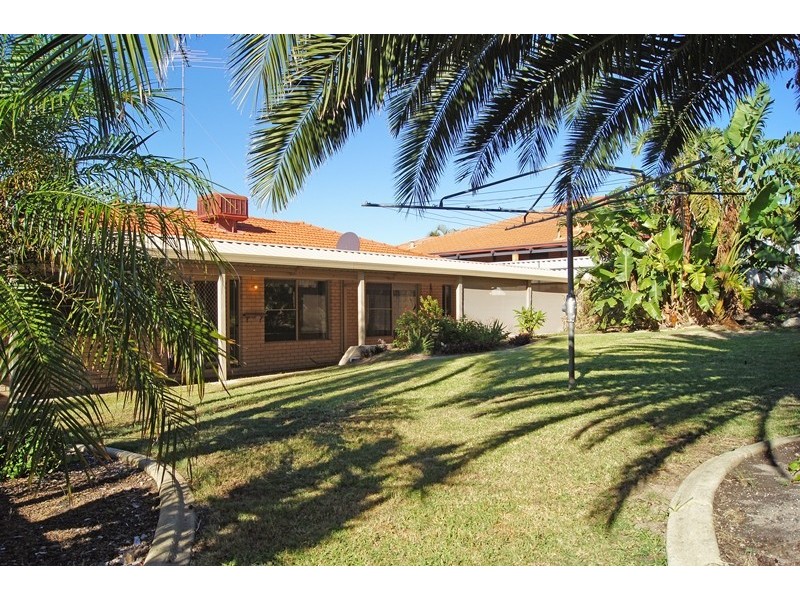 16 Oaklands Avenue, Halls Head WA 6210