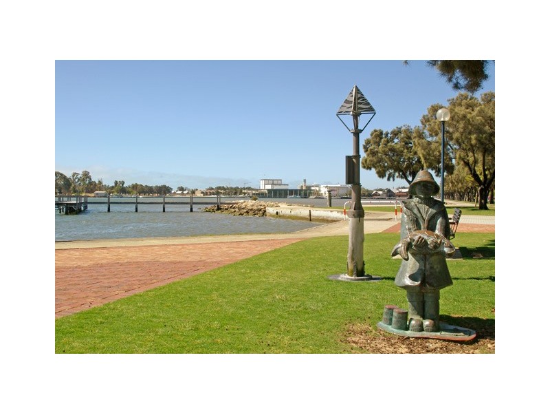 8 Kookerbrook Street, Dudley Park WA 6210