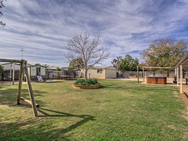 11 Midsummer Circle, Pinjarra WA 6208