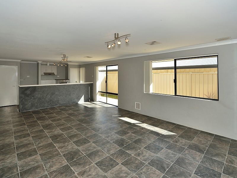 14 Salome Cr, Lakelands WA 6180