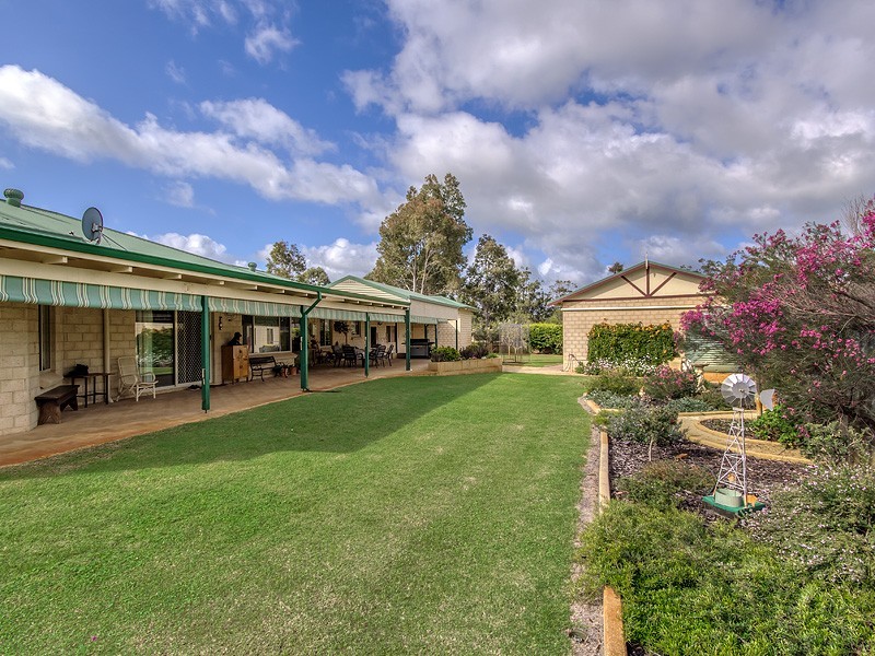 14 Midsummer Circle, Pinjarra WA 6208