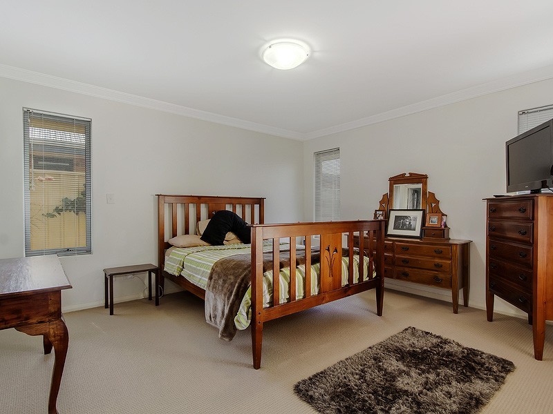 15 Zamia Loop, Wannanup WA 6210