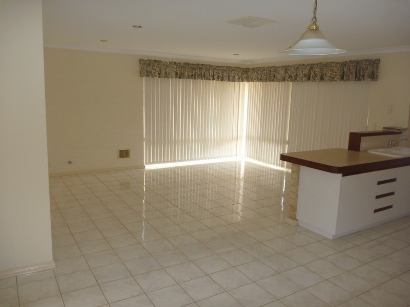 10A Donnelly Gardens, Dudley Park WA 6210