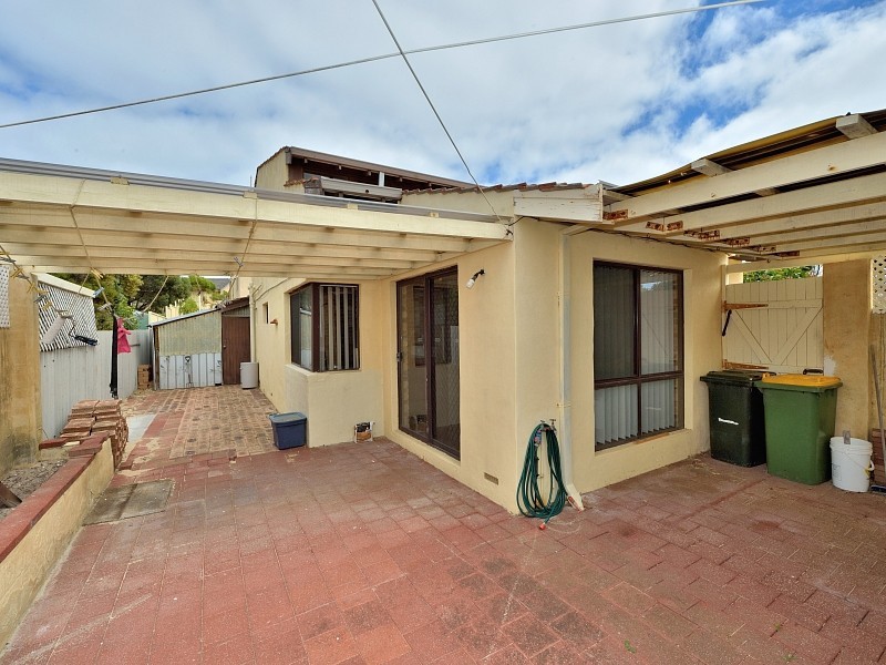 1/6 Mippi Rd, Halls Head WA 6210