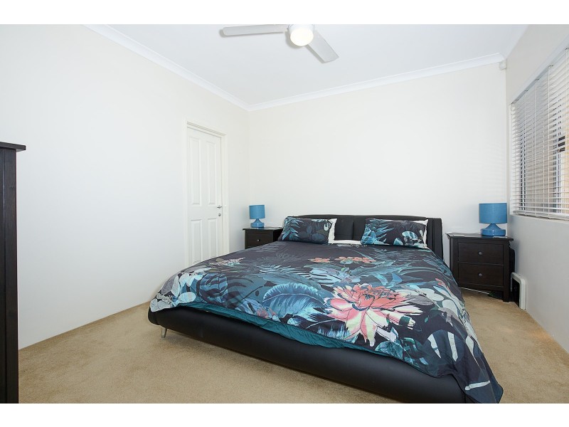 4/6 Valley Road, Halls Head WA 6210