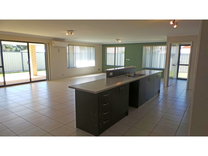 17 Moonbrook Way, Meadow Springs WA 6210