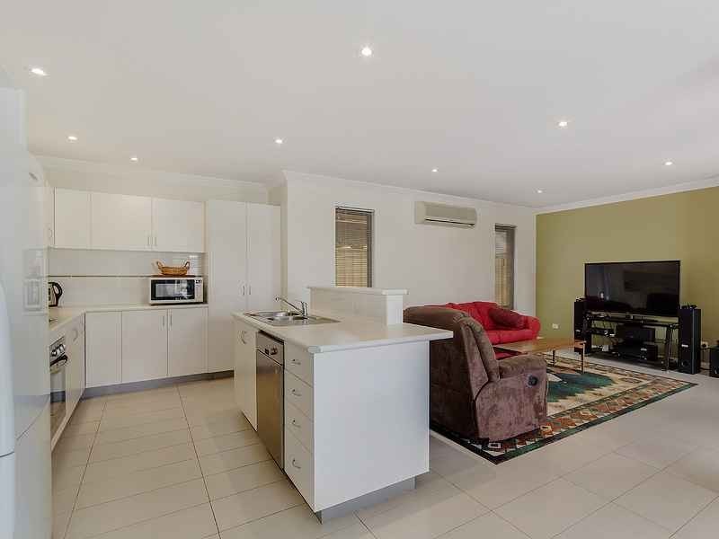 15 Zamia Loop, Wannanup WA 6210