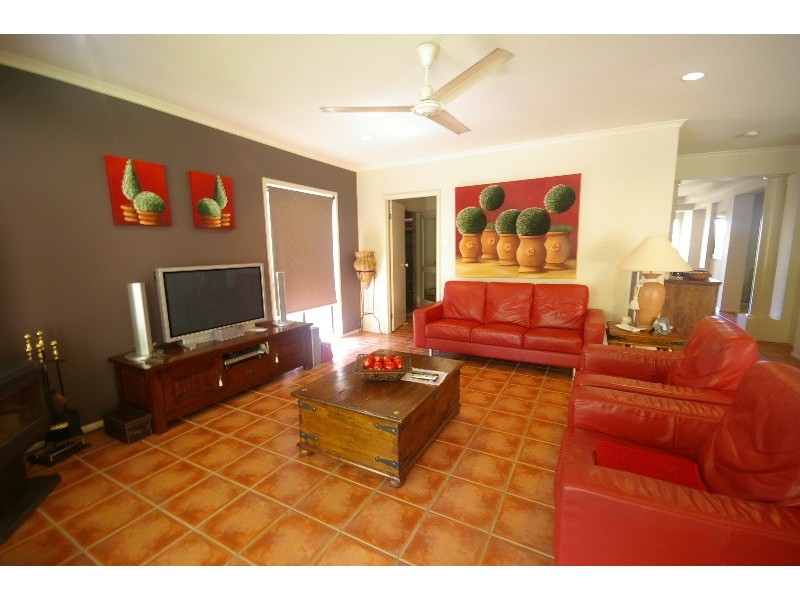 35 Oakley St, Carindale QLD 4152