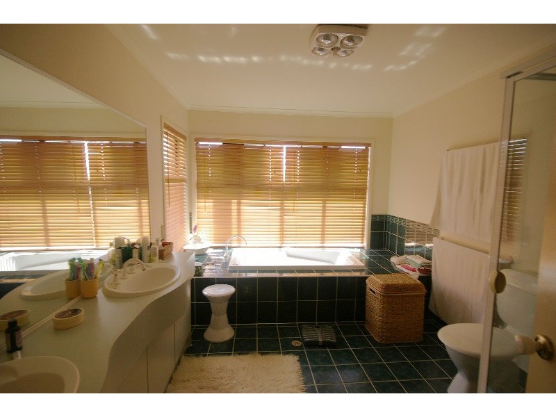 35 Oakley St, Carindale QLD 4152