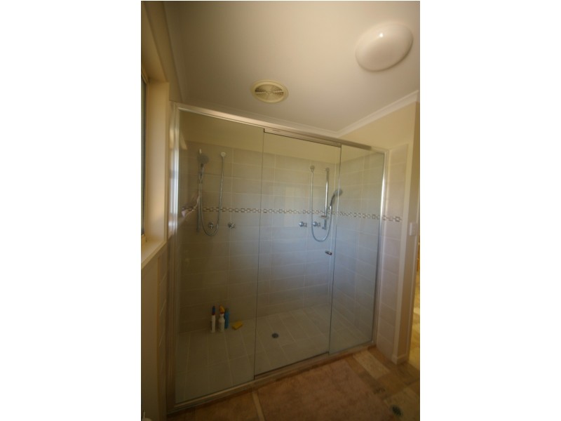 2 Phillips Street, Coochiemudlo Island QLD 4184