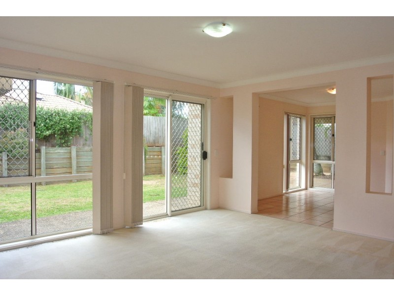 8 Ensign Street, Carindale QLD 4152