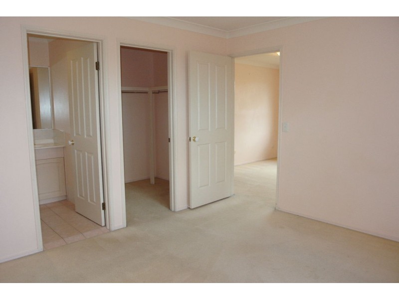 8 Ensign Street, Carindale QLD 4152