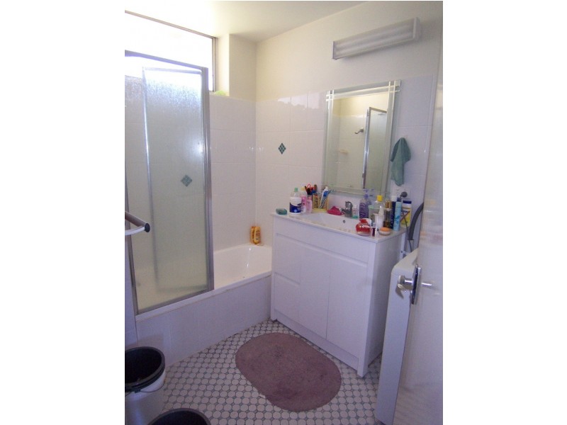 2/23 Holland Street, Greenslopes QLD 4120