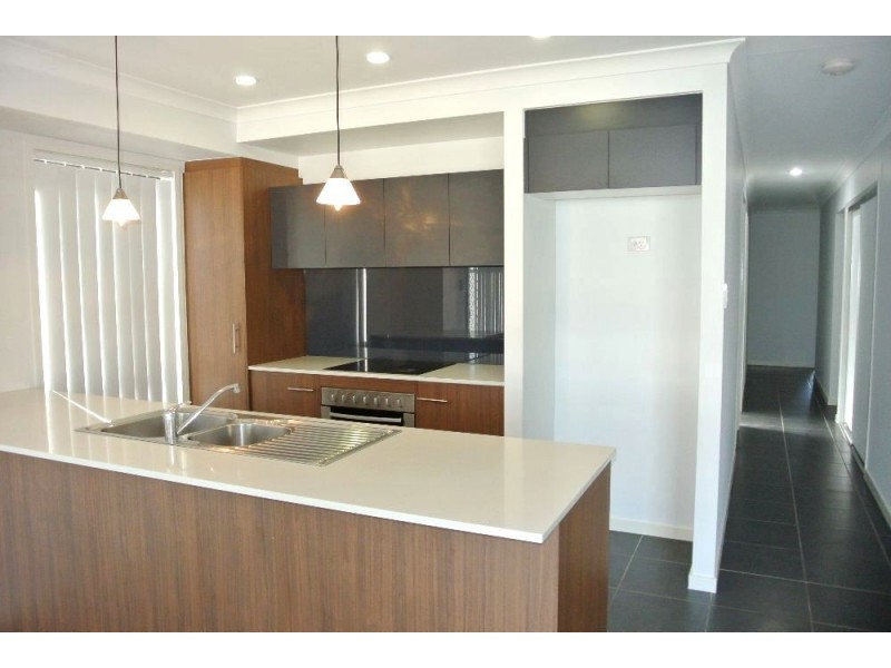 27 Ravensbourne Circuit, Waterford QLD 4133