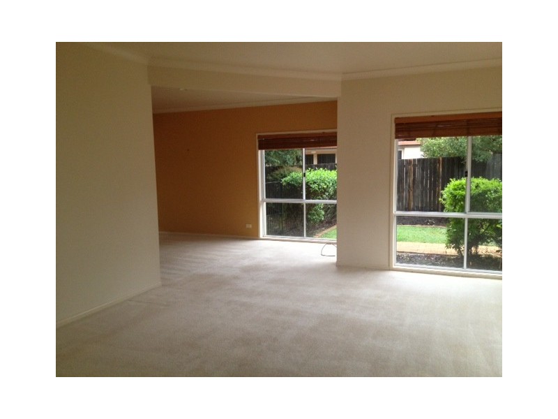 32 Amersham Crescent, Carindale QLD 4152