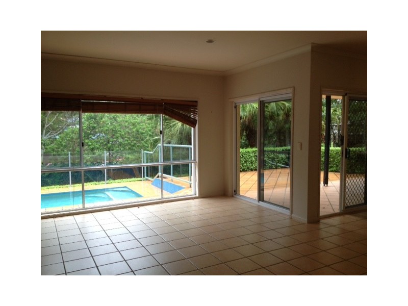 32 Amersham Crescent, Carindale QLD 4152