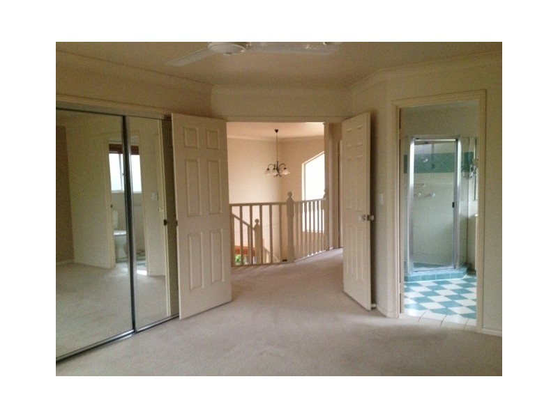 32 Amersham Crescent, Carindale QLD 4152