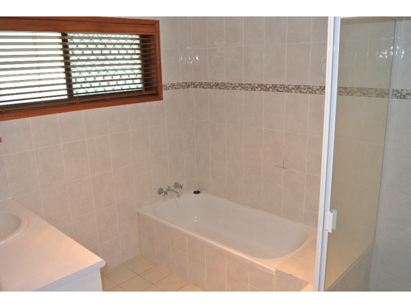 384 Winstanley St, Carindale QLD 4152